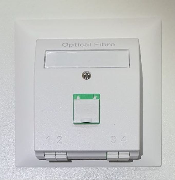 OTO 4/4 Kombi m TT-Mod m Pigtail's UP (ZT)
bestückt mit 2 Duplex- Mittelstücken LC / APC und CU TT Modul inklusive 4 Pigtails