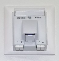 OTO 4/4 Kombi m TT-Mod m Pigtail's UP (ON)
bestückt mit 2 Duplex- Mittelstücken LC / APC und CU TT Modul inklusive 4 Pigtails