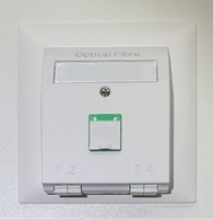 OTO 4/4 Kombi m TT-Mod m Pigtail's UP (ZT)
bestückt mit 2 Duplex- Mittelstücken LC / APC und CU TT Modul inklusive 4 Pigtails