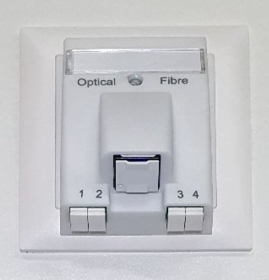 OTO 4/4 Kombi m TT-Mod m Pigtail's UP (ON)
bestückt mit 2 Duplex- Mittelstücken LC / APC und CU TT Modul inklusive 4 Pigtails